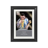 صورة ميسي يقبل كأس العالم 2022