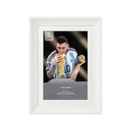 صورة ميسي يقبل كأس العالم 2022