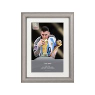 صورة ميسي يقبل كأس العالم 2022