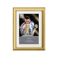 صورة ميسي يقبل كأس العالم 2022