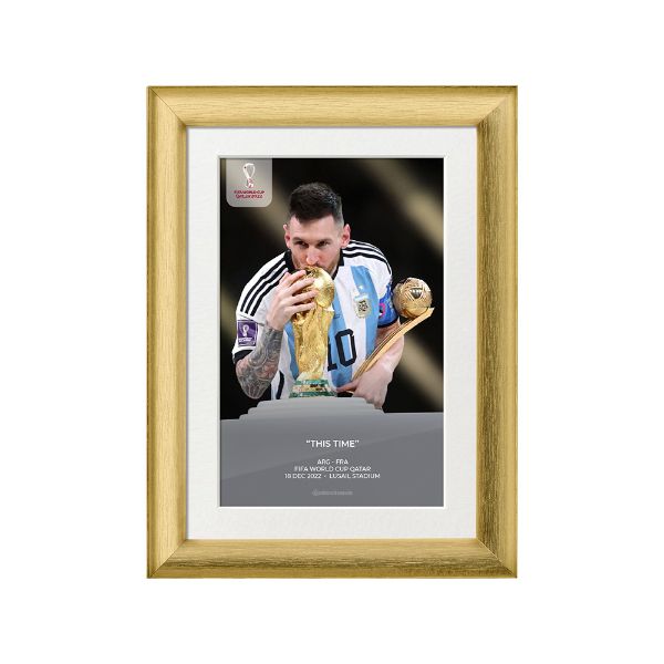 صورة ميسي يقبل كأس العالم 2022