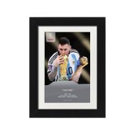 صورة ميسي يقبل كأس العالم 2022