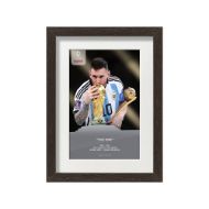 صورة ميسي يقبل كأس العالم 2022