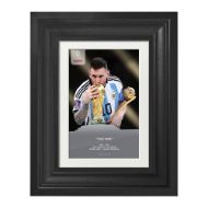 صورة ميسي يقبل كأس العالم 2022