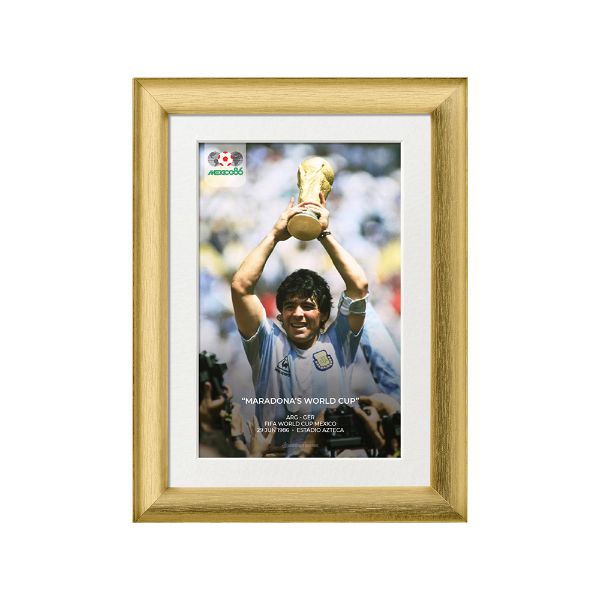 صورة مارادونا يرفع كأس العالم 1986