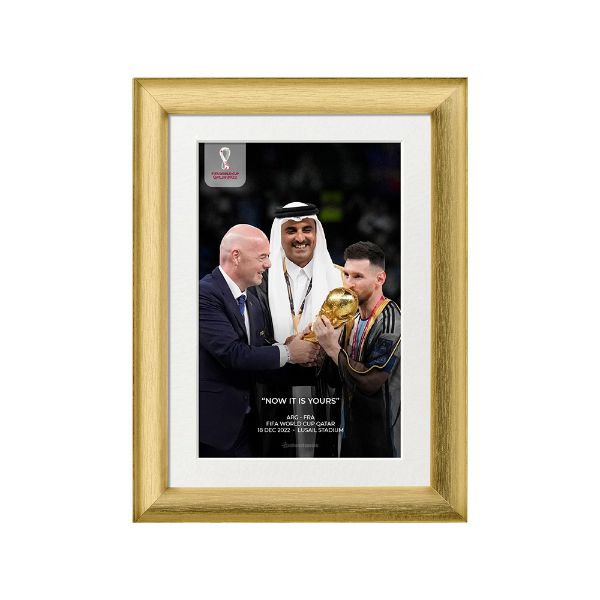 صورة تسليم الكأس لميسي 2022