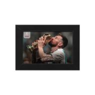 صورة ميسي يقبل كأس العالم 2022 (2)