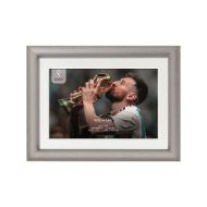 صورة ميسي يقبل كأس العالم 2022 (2)