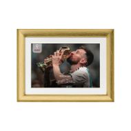 صورة ميسي يقبل كأس العالم 2022 (2)