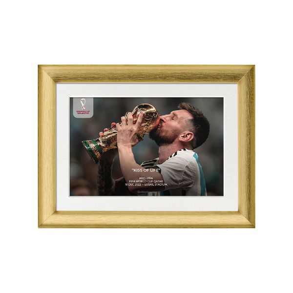 صورة ميسي يقبل كأس العالم 2022 (2)