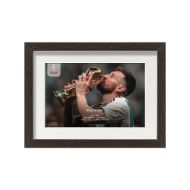 صورة ميسي يقبل كأس العالم 2022 (2)