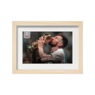 صورة ميسي يقبل كأس العالم 2022 (2)