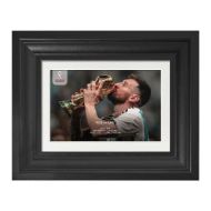 صورة ميسي يقبل كأس العالم 2022 (2)