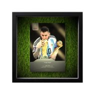 صورة ميسي يقبل كأس العالم 2022 - عشبية مضيئة