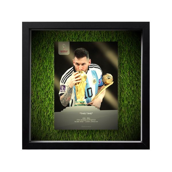 صورة ميسي يقبل كأس العالم 2022 - عشبية مضيئة