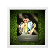 صورة ميسي يقبل كأس العالم 2022 - عشبية مضيئة