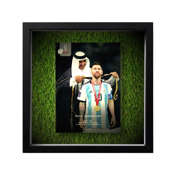 صورة ميسي يرتدي البشت 2022 - عشبية مضيئة