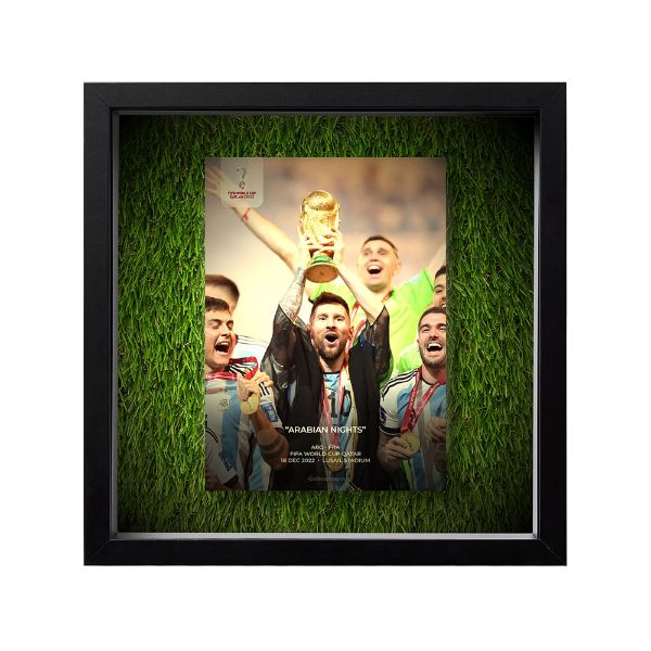 صورة ميسي يرفع كأس العالم 2022 - عشبية مضيئة