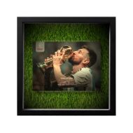 صورة ميسي يقبل كأس العالم 2022 (2) - عشبية مضيئة