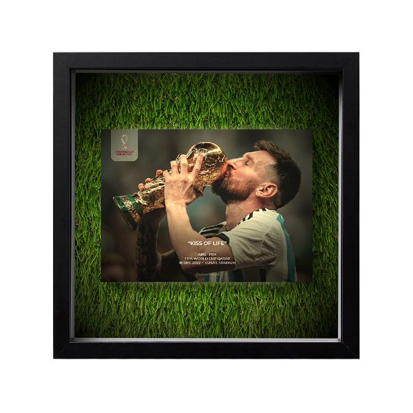 صورة ميسي يقبل كأس العالم 2022 (2) - عشبية مضيئة