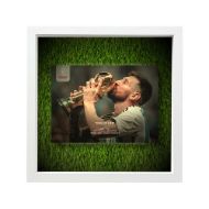 صورة ميسي يقبل كأس العالم 2022 (2) - عشبية مضيئة