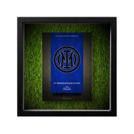 صورة شعار انترميلان - خلفية سوداء - عشبية مضيئة