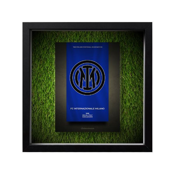 صورة شعار انترميلان - خلفية سوداء - عشبية مضيئة