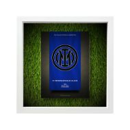 صورة شعار انترميلان - خلفية سوداء - عشبية مضيئة