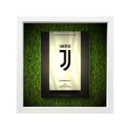 صورة شعار يوفينتوس - خلفية سوداء - عشبية مضيئة