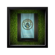 صورة شعار مانشستر سيتي - خلفية سوداء - عشبية مضيئة