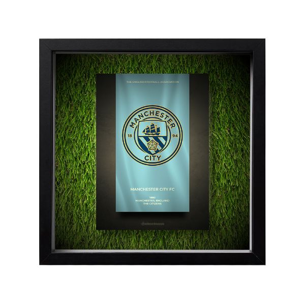 صورة شعار مانشستر سيتي - خلفية سوداء - عشبية مضيئة