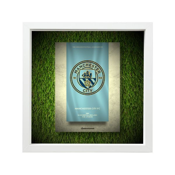 صورة شعار مانشستر سيتي - خلفية بيضاء - عشبية مضيئة