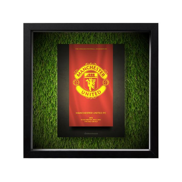 صورة شعار مانشستر يونايتد - خلفية سوداء - عشبية مضيئة