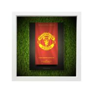 صورة شعار مانشستر يونايتد - خلفية سوداء - عشبية مضيئة