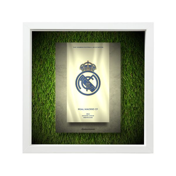 صورة شعار ريال مدريد - خلفية بيضاء - عشبية مضيئة
